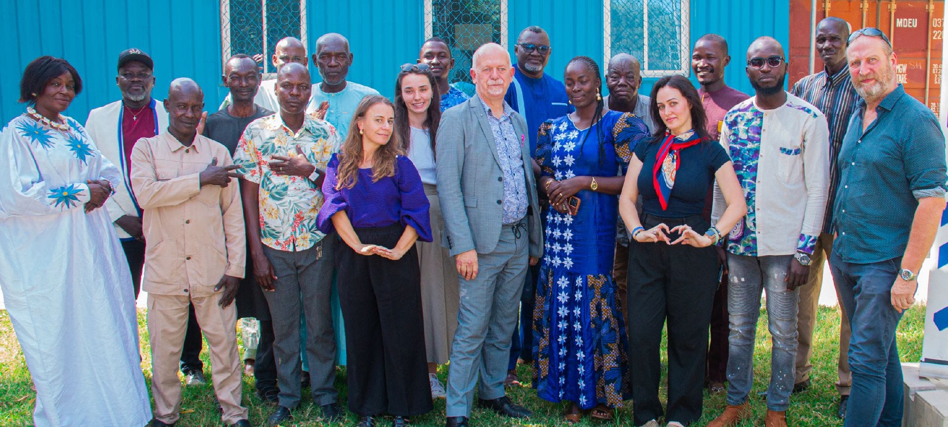L'équipe de l'Institut français du Tchad réunie dans le jardin extérieur
